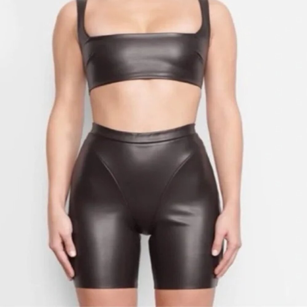 SKIMS FAUX LEATHER BIKER SHORT | SOOT (black), size Large